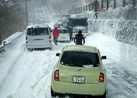  前の車がレンタカーで、チェーンを持ってなかったみたい。吹き溜まりで立ち往生していた。